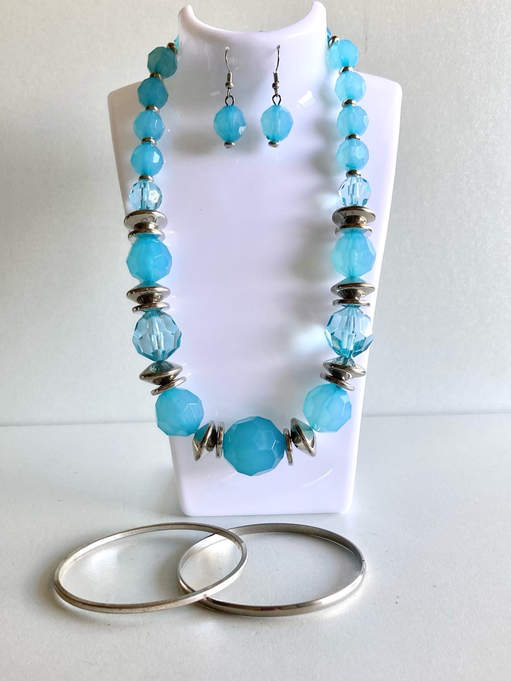 Aqua tone Faceted Bead Necklace bracelet Earring Set preloved fashion jewelry